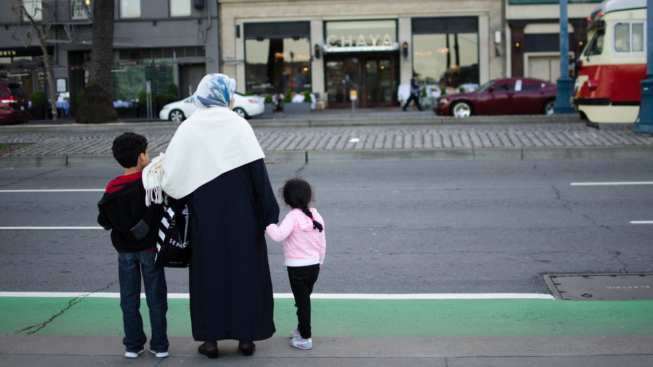 Mujer musulmana con niños.