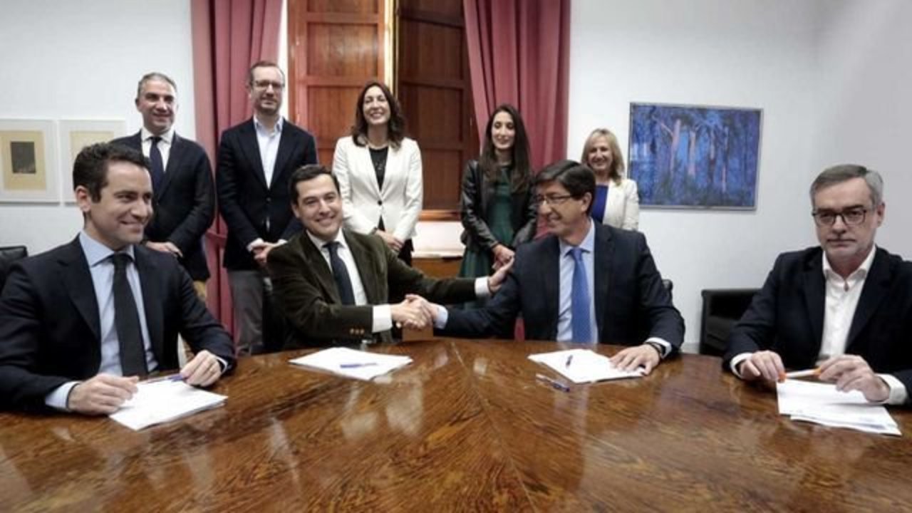 Teodoro García Egea, Juanma Moreno, Juan Marín y José Manuel Villegas firman el pacto de Gobierno para la Junta de Andalucía.