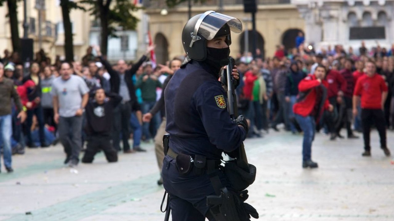 Agente de Policía Nacional, en la manifestación del 26-9-2012 en Pamplona