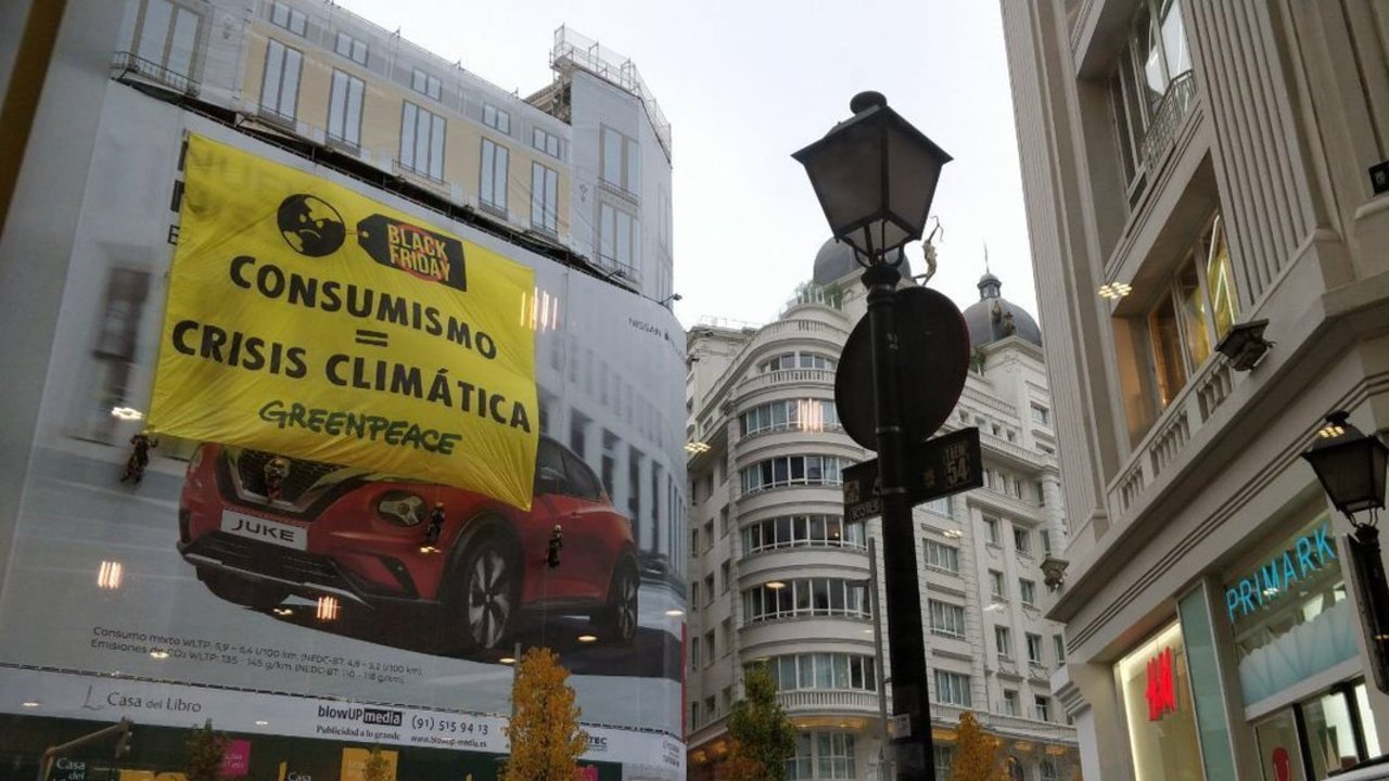 Pancarta desplegada por Greenpeace