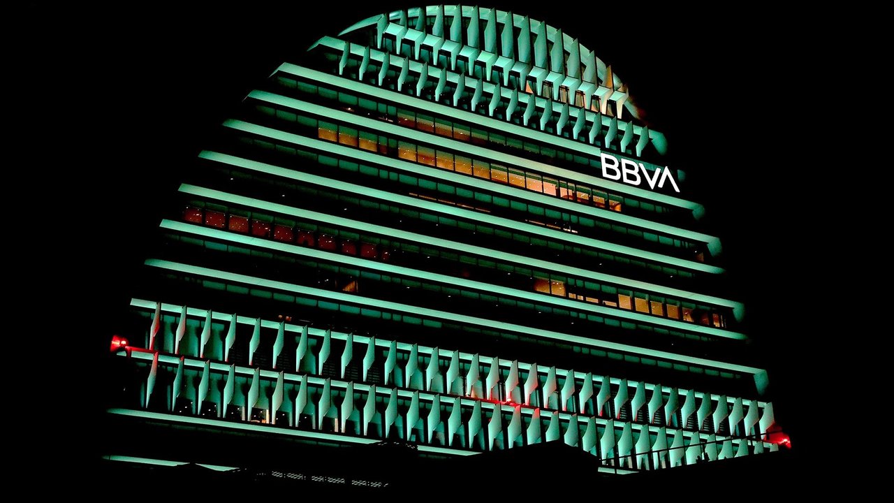 EuropaPress_3606823_edificio_vela_bbva_iluminado_color_verde
