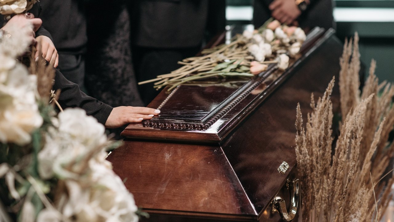 Un féretro en un funeral.