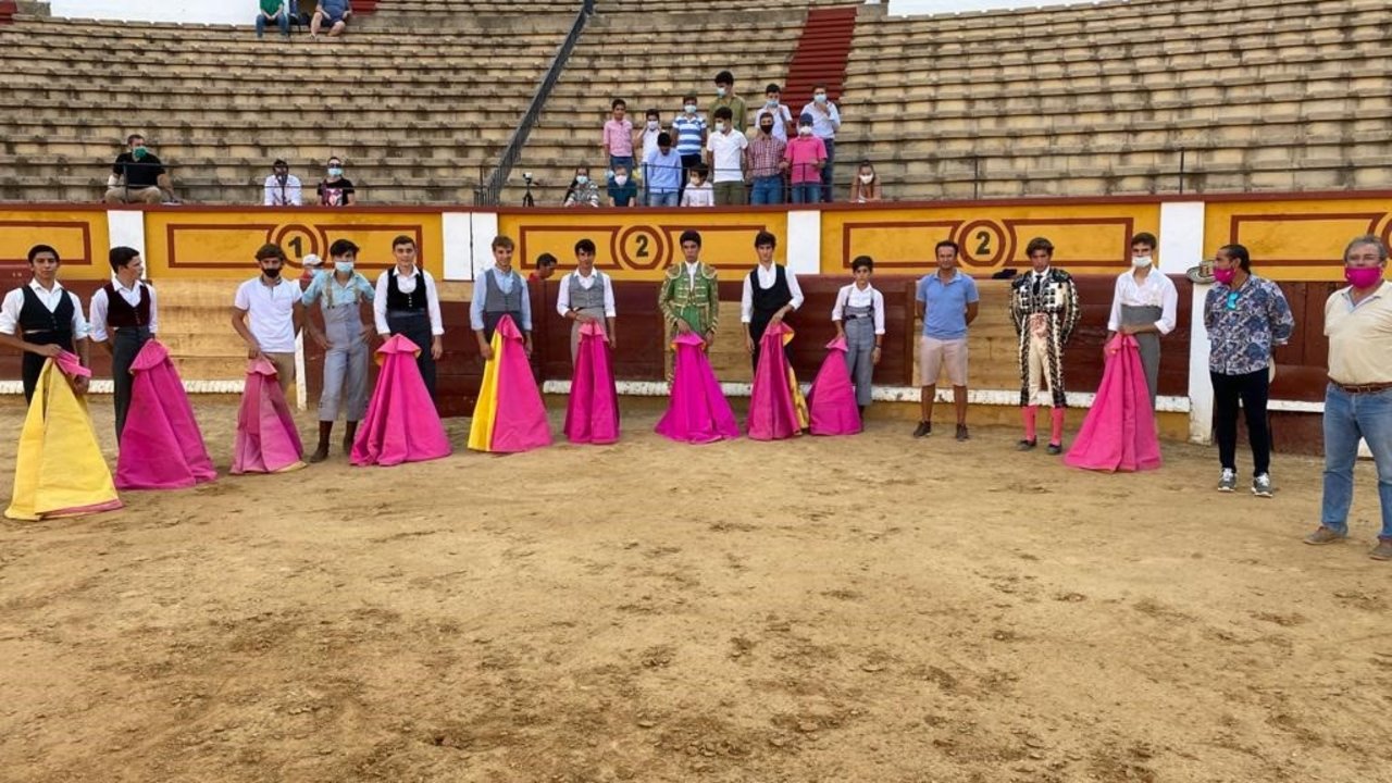 Alumnos de la Escuela de Tauromaquia en la plaza de toros de Badajoz.