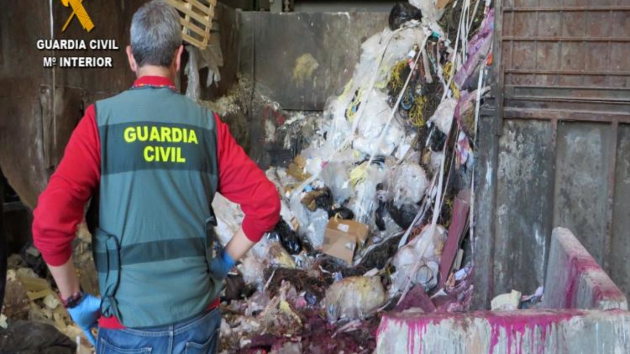 La Guardia Civil con los residuos.