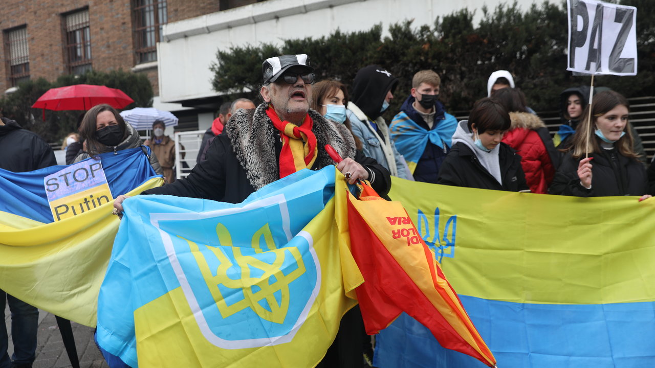 Varias personas con banderas de Ucrania participan en una nueva concentración ante la embajada rusa de Madrid tras los ataques en Ucrania, a 25 de febrero de 2022, Madrid.