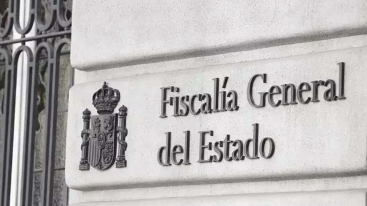 Archivo - Cartel en la fachada del edificio de la Fiscalía General del Estado. - Eduardo Parra - Europa Press - Archivo.