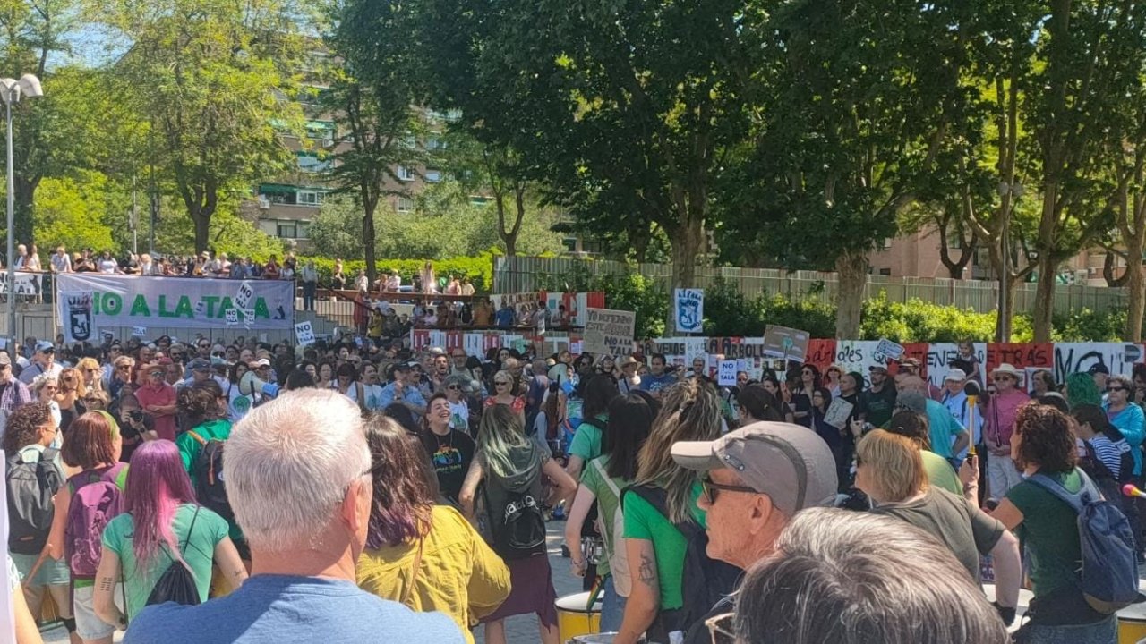 Centenares de vecinos se reúnen en Madrid Río en contra de la tala de árboles por las obras del Metro.