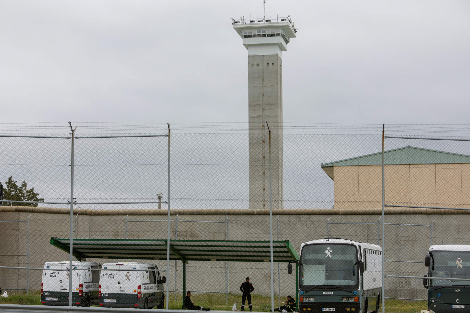 Furgones de la Guardia Civil aparcados en la Prisión de Soto del Real