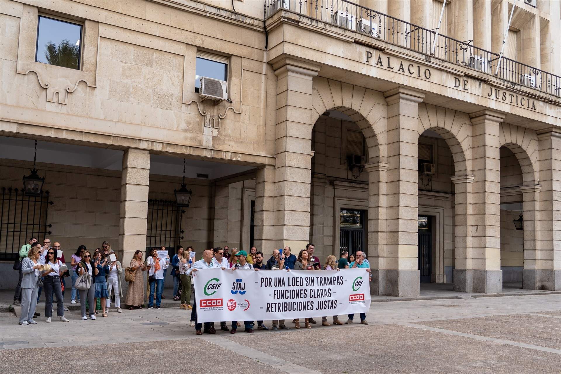 Manifestantes de la Administración de Justicia protestan a las puertas de los Juzgados, a 17 de mayo de 2023, en Sevilla. (Foto:  Francisco J. Olmo / Europa Press)