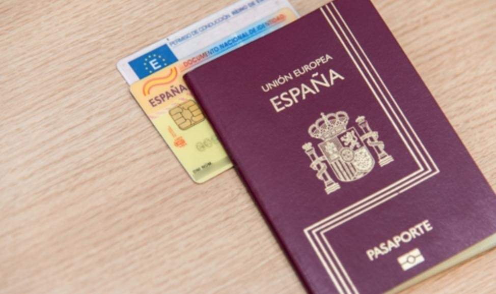 DNI y pasaporte. (Foto: CSIF / Europa Press)