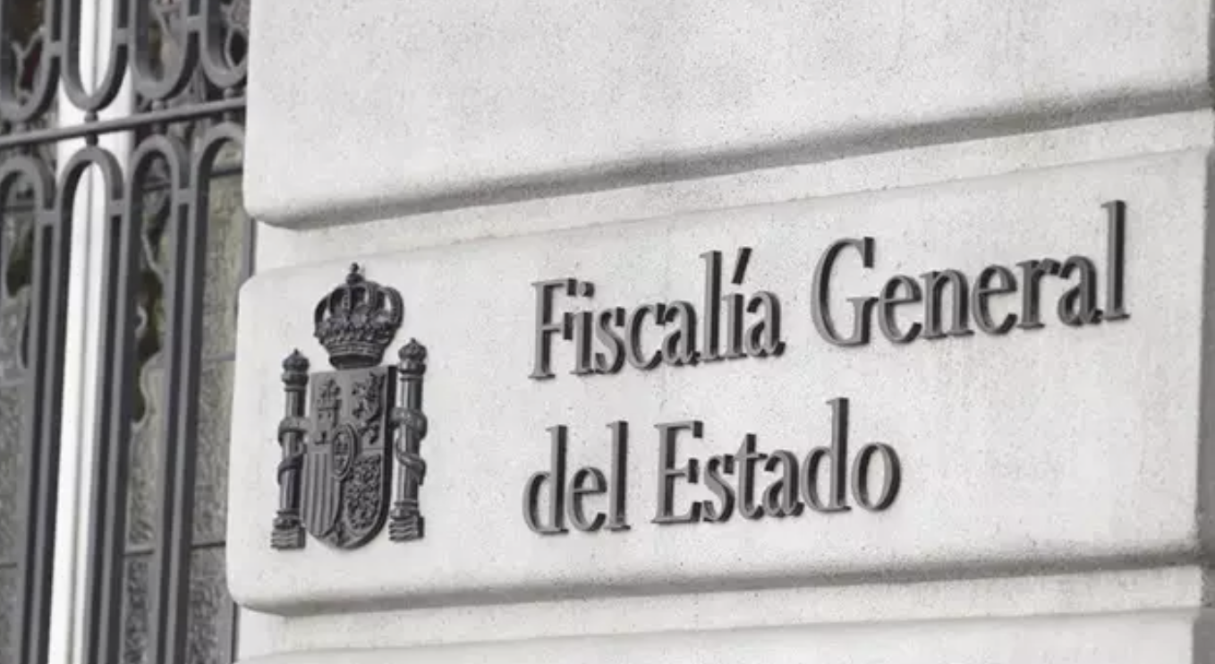 Archivo - Cartel en la fachada del edificio de la Fiscalía General del Estado. - Eduardo Parra - Europa Press - Archivo.