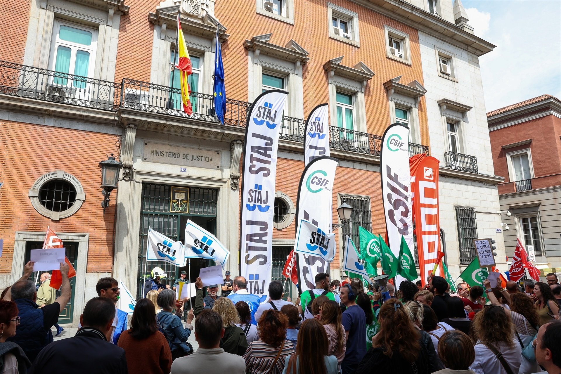 Funcionarios de Justicia durante una concentración frente al Ministerio de Justicia, a 1 de junio de 2023, en Madrid (España).