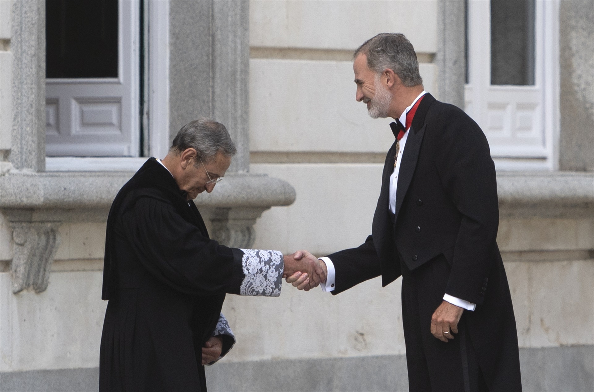El presidente del Tribunal Supremo, Francisco Marín (i), recibe al Rey Felipe VI (d), a su llegada a la apertura del año judicial 2023:2024, en el Salón de Plenos del Supremo, a 7 de septiembre de 2023, en Madrid (España).
