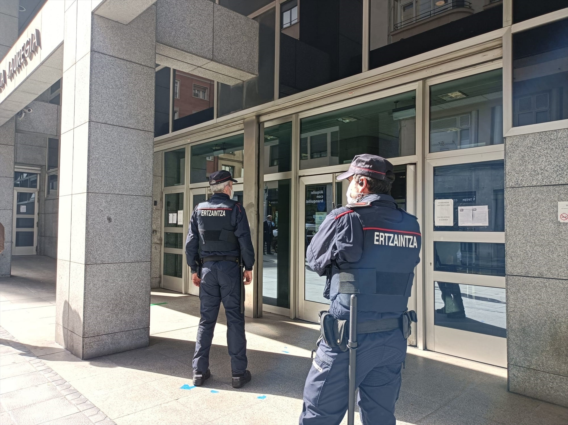 Agentes de la Ertzaintza frente a la Audiencia Provincial de Bizkaia
