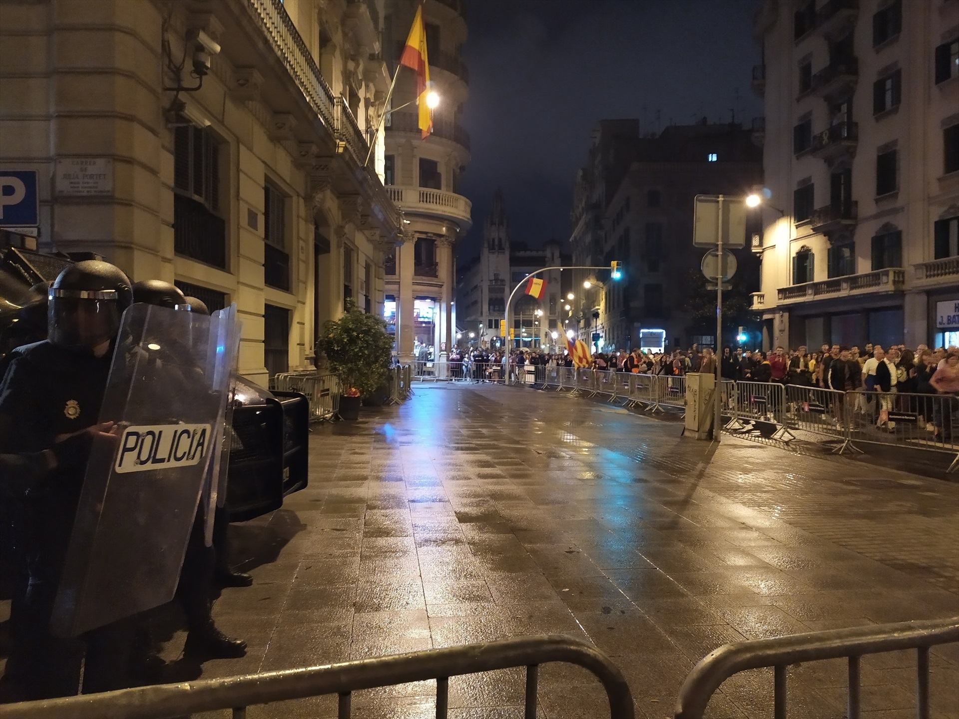 La manifestación de los CDR en Barcelona se detiene ante la Jefatura de Policía. Foto: EP
