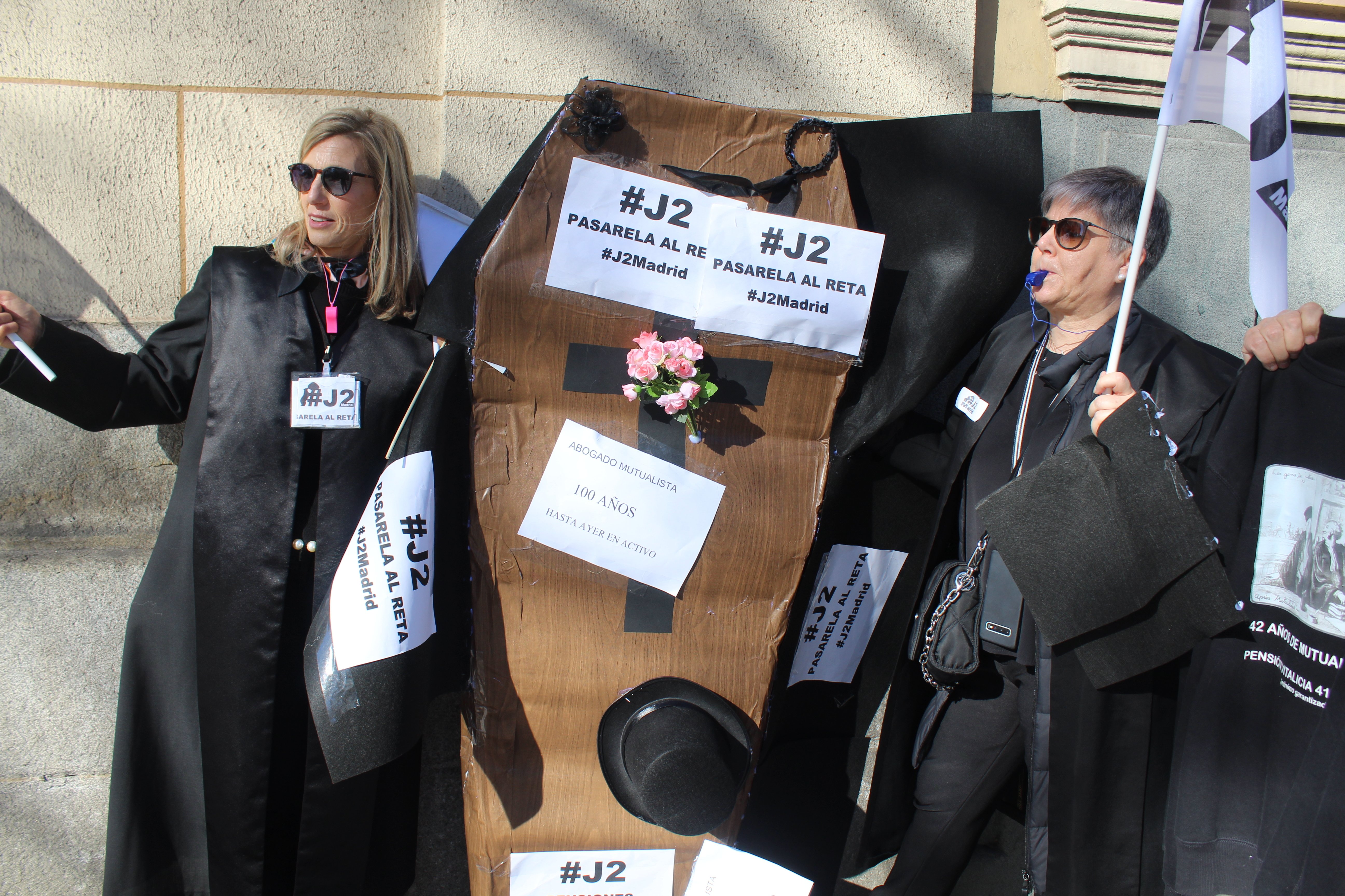 Dos manifestantes contra la Mutualidad sujetan un ataúd de cartón, 3 de febrero de 2024. (Foto: Carla Stavraky)