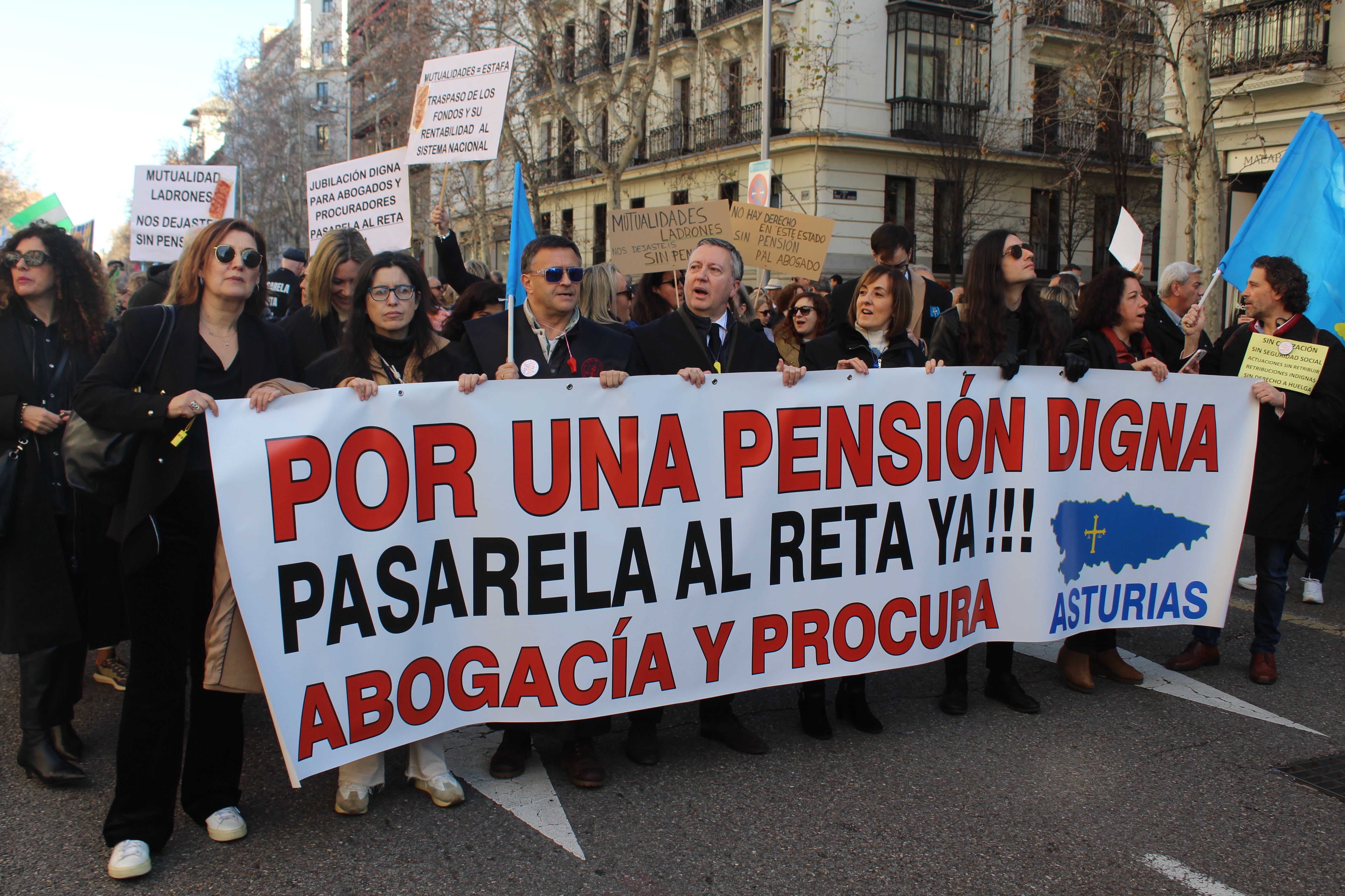 Manifestantes contra la Mutualidad sujetan una pancarta, 3 de febrero de 2024. (Foto: Carla Stavraky)