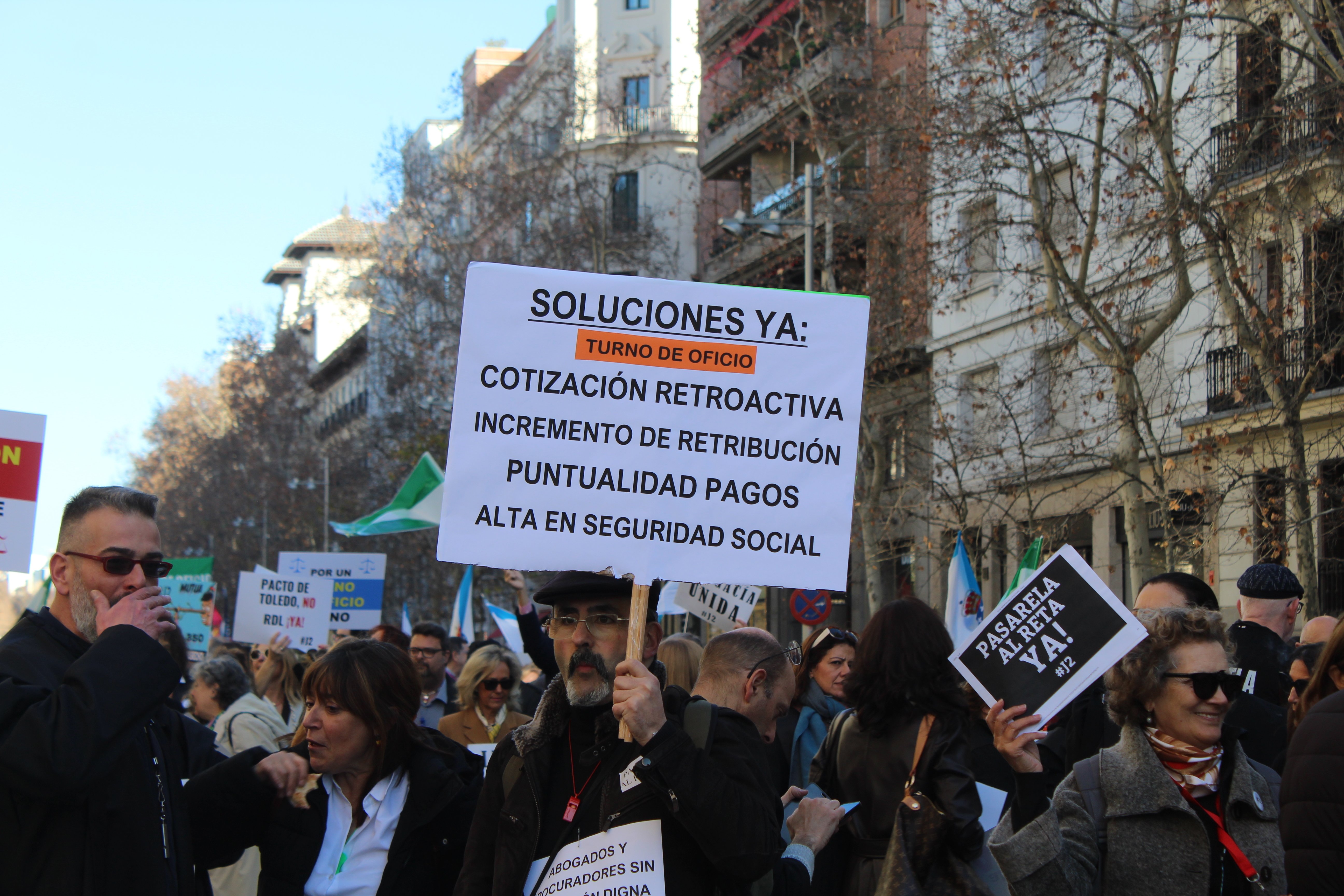 Manifestante contra la Mutualidad, 3 de febrero de 2024. (Foto: Carla Stavraky)