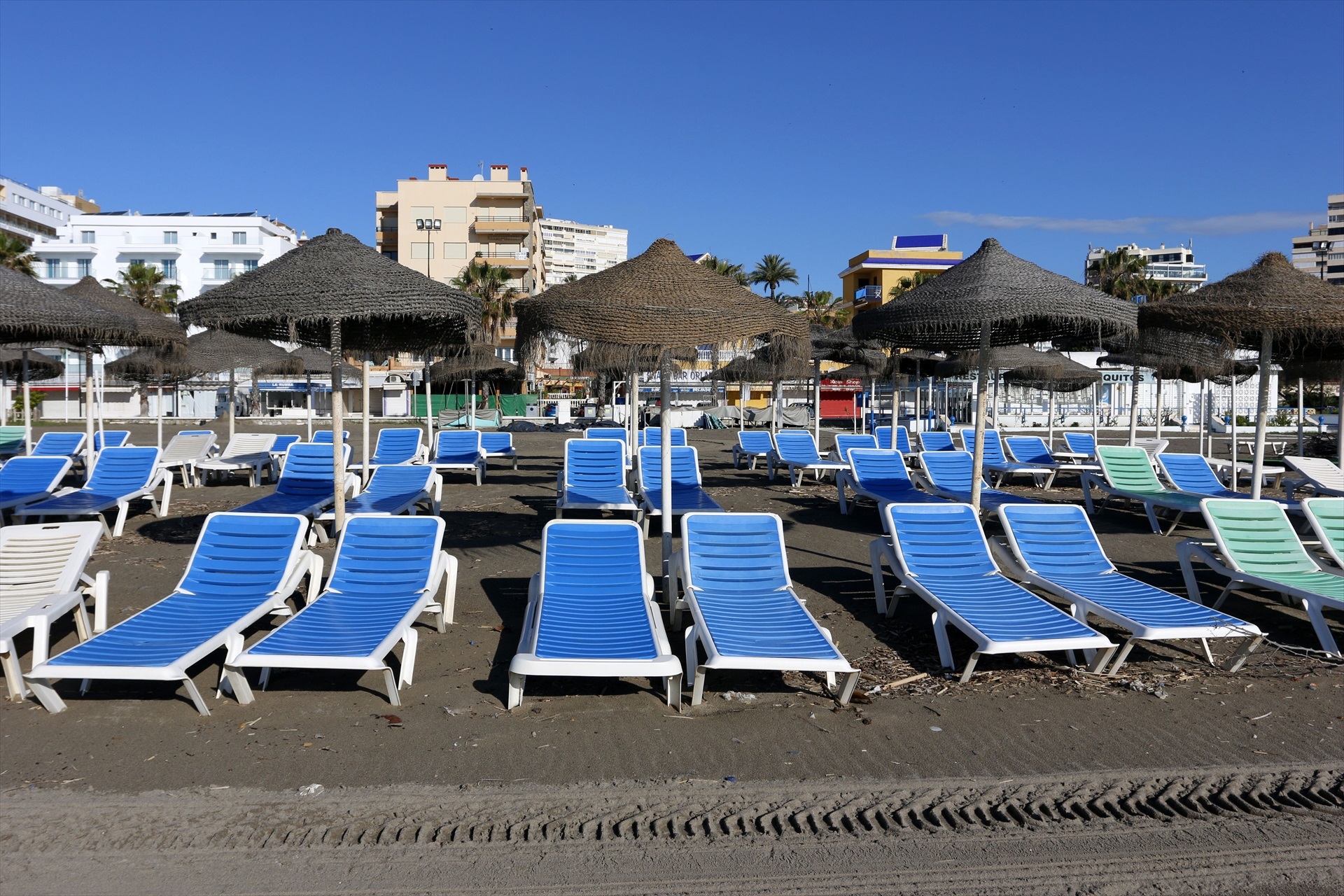 Hoteles en la playa Playamar en Torremolinos donde se encuentra cerrada debido al decreto de Estado de Alarma por el COVID-19. (Foto: Álex Zea / Europa Press)
