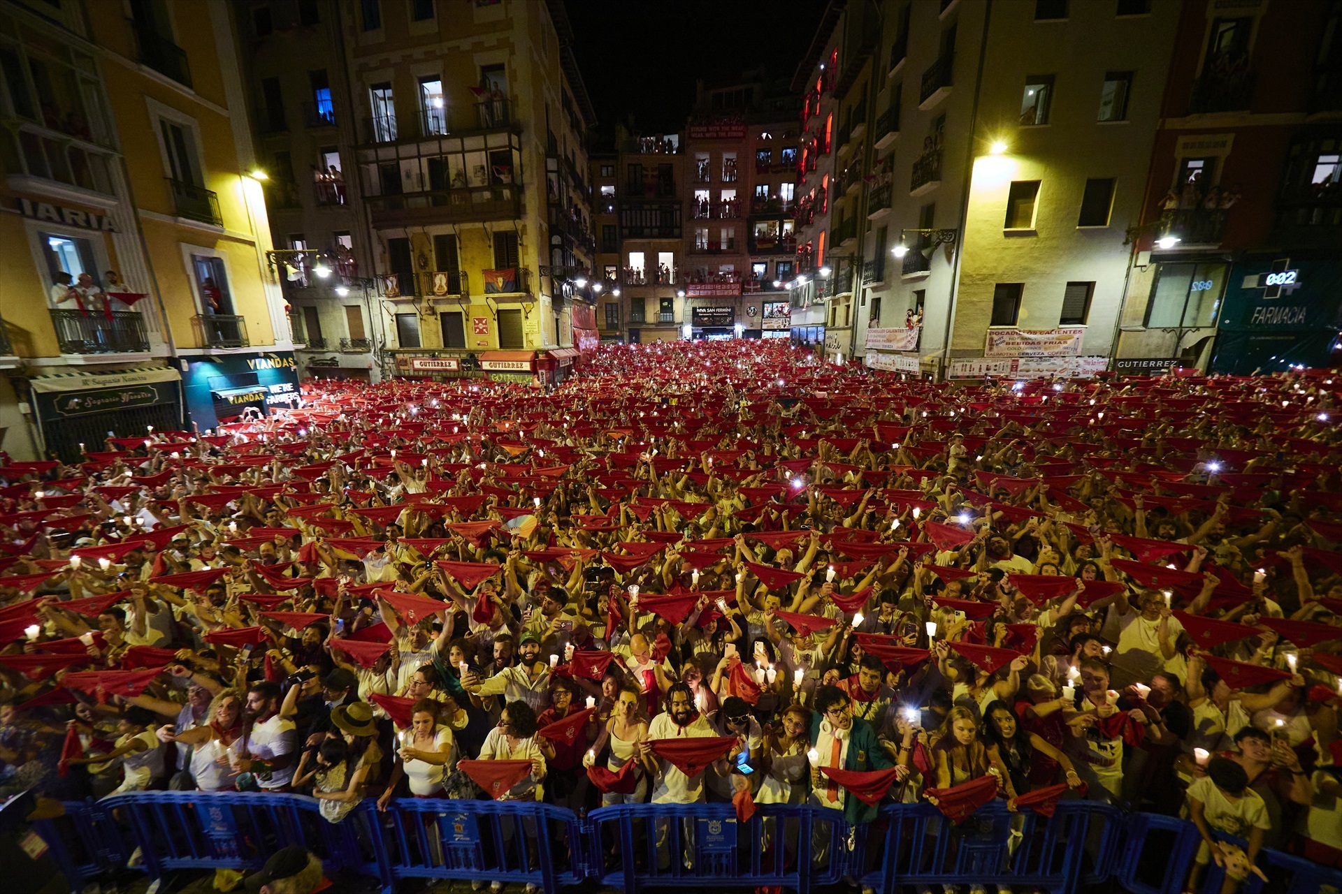 Final de las fiestas de San Fermín 2023 con el cántico Pobre de mí. (Foto: EDUARDO SANZ / EUROPA PRESS)