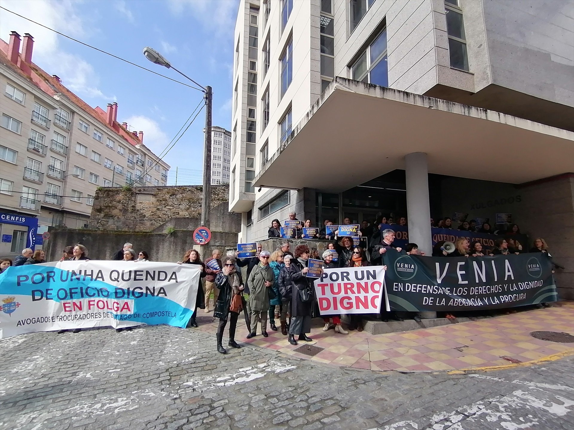 Abogados y procuradores del turno de oficio se manifiestan por Ferrol (Foto: Europa Press)